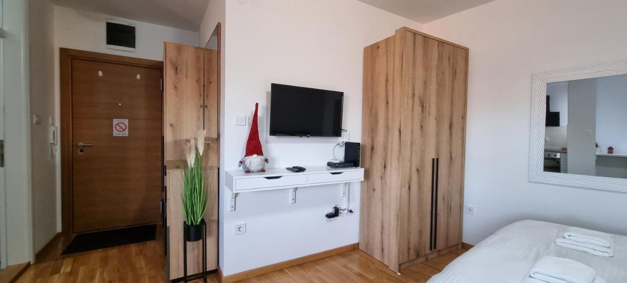 Grove II Apartment = Strict City Centre Novi Sad Extérieur photo